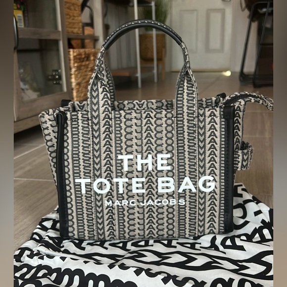 Marc Jacob’s monogram medium tote bag - Picture 1 of 5
